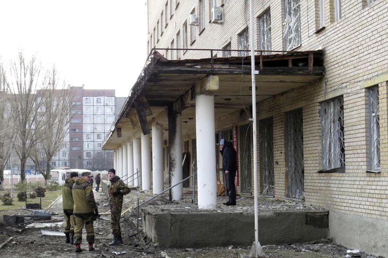 © Reuters. Combatentes separatistas ucranianos em hospital danificado por bombas em Donetsk