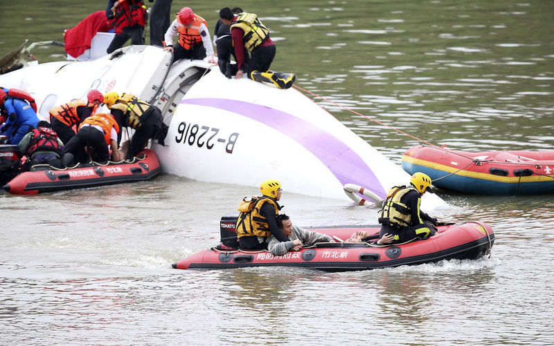 © Reuters. Equipes de resgate no local do acidente do avião da TransAsia Airways 