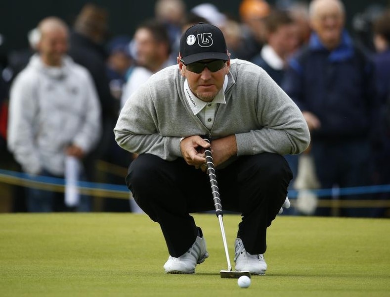 © Reuters. David Duval of the U.S. lines up his putt during the first round of the British Open golf championship at Royal Lytham & St Annes