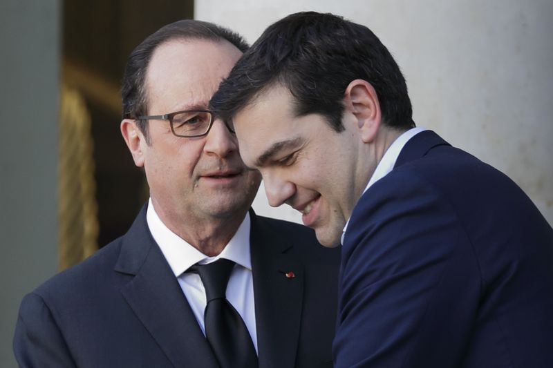 © Reuters. French President Hollande accompanies Greek Prime Minister Tsipras as he leaves the Elysee Palace in Paris