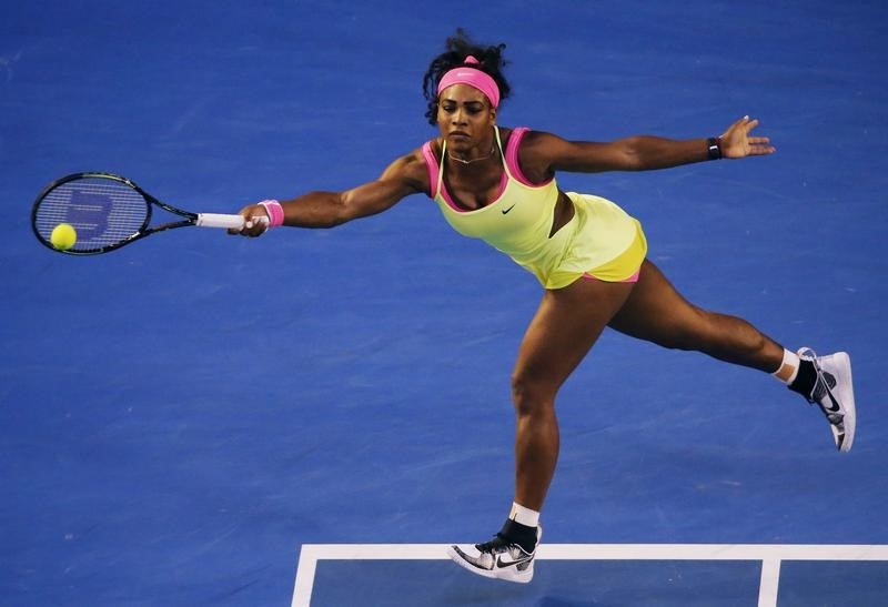 © Reuters. Williams of the U.S. stretches to hit a return to Sharapova of Russia during their women's singles final match at the Australian Open 2015 tennis tournament in Melbourne