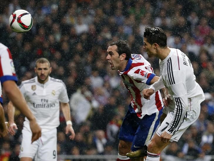 © Reuters. El Atlético se enfrentará al "mejor Real Madrid" en el derbi, dice Godín