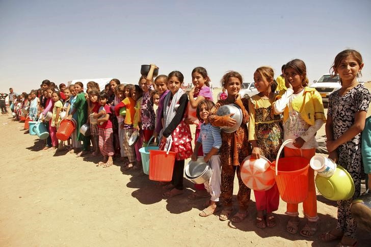 © Reuters. Crianças da minoria yazidi aguardam para receber alimentos no Iraque