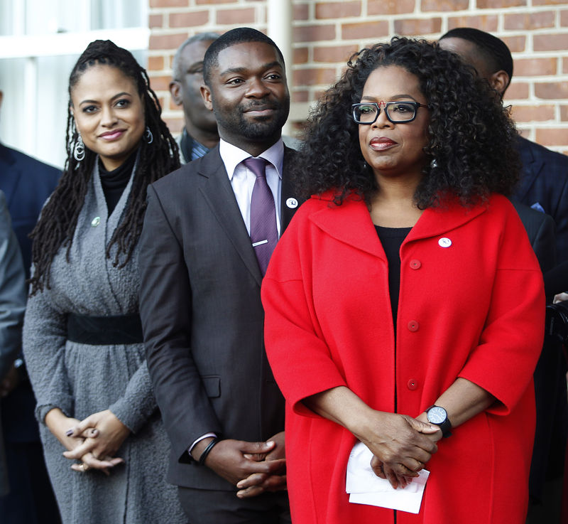 © Reuters. Oprah Winfrey, produtora do filme "Selma", ao lado do ator  David Oyelowo, que faz o papel de Martin Luther King Jr, e da diretora do filme  Ava DuVernay 