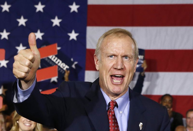 © Reuters. Republican Bruce Rauner gives a thumbs-up after winning the midterm elections in Chicago, Illinois