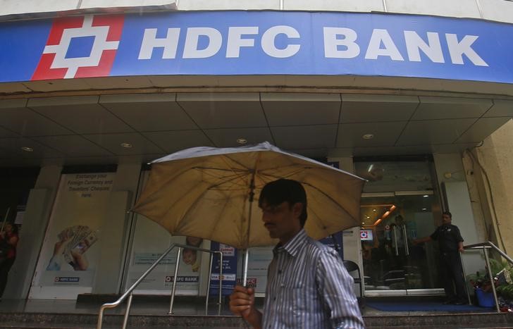 © Reuters. A customer walks outside an HDFC Bank branch in Mumbai