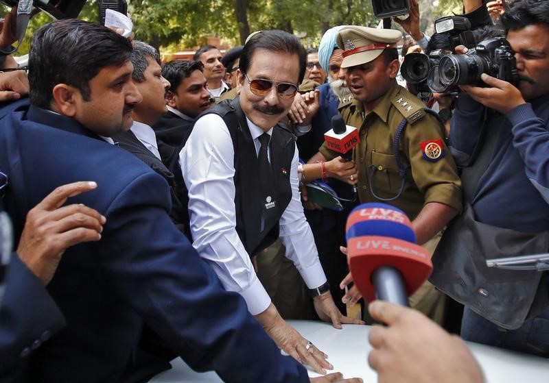 © Reuters. The Sahara group chairman Subrata Roy arrives at the Supreme Court in New Delhi