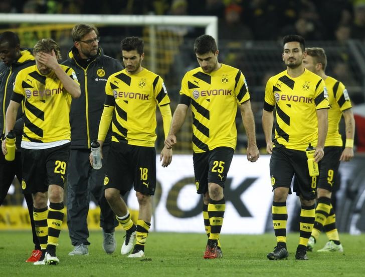 © Reuters. Jogadores do Borussia Dortmund deixa gramado após derrota