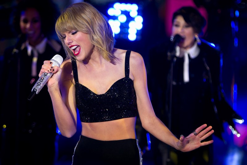 © Reuters. Taylor Swift performs in Times Square on New Year's Eve in New York