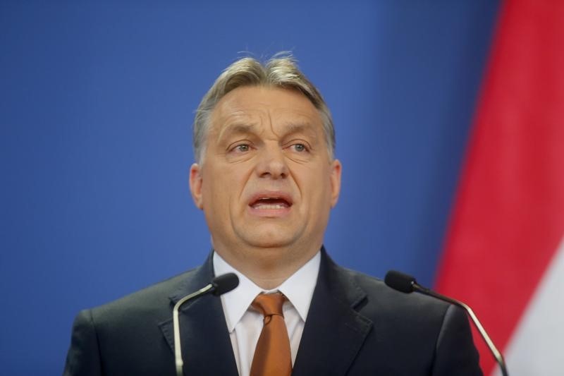 © Reuters. Hungarian Prime Minister Orban addresses news conference in Budapest