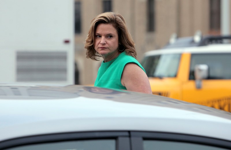 © Reuters. Jennifer Palmieri, John Edwards' chief spokesman during Edwards' 2004 presidential run, arrives at a federal courthouse in Greensboro