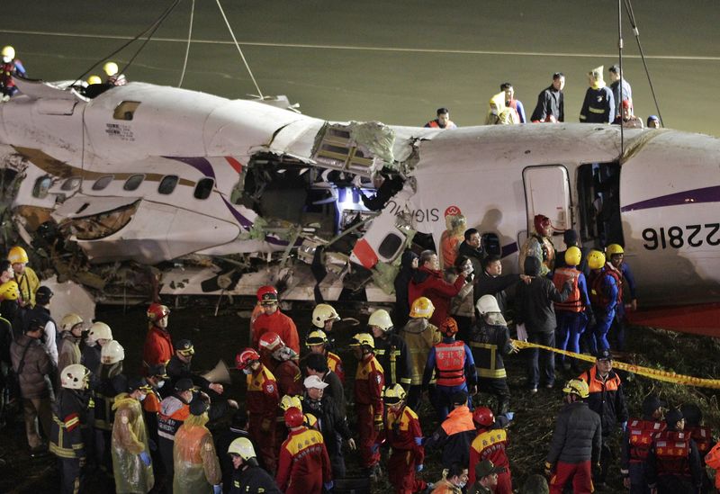 © Reuters. ارتفاع عدد قتلى تحطم طائرة ترانس آسيا في تايوان الى 31