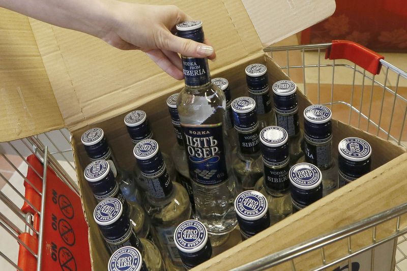© Reuters. Ящик с водкой в магазине "Винотека" в Красноярске 