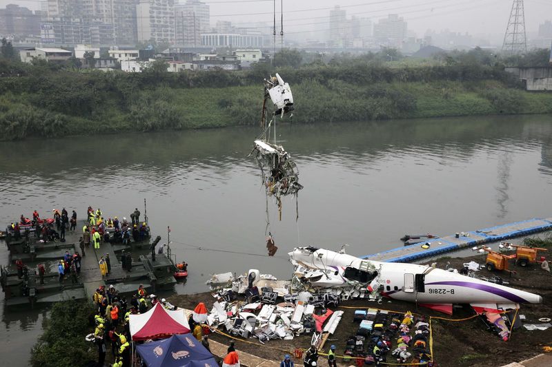 © Reuters. La cifra de muertos por el accidente de avión de TransAsia en Taiwán sube a 31