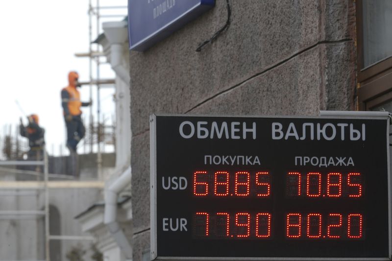 © Reuters. Вывеска пункта обмена валюты в Москве 