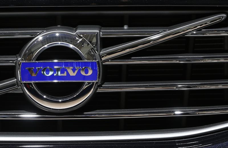 © Reuters. Автомобиль Volvo на автосалоне в Брюсселе