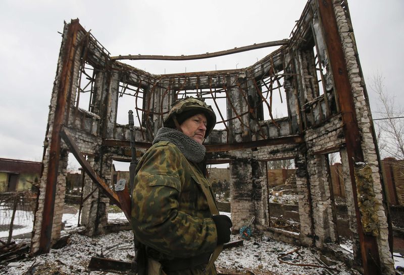 © Reuters. Vuhlehirsk, Ucraina: un membro dell'esercito indipendentista dell'auto-proclama repubblica di Donetsk