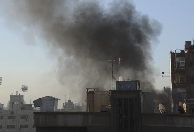 © Reuters. الوكالة السورية: مقتل 3 أشخاص في هجوم صاروخي على دمشق