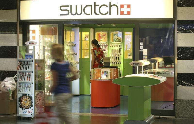 © Reuters. A woman looks at watches at a Swatch store at Zurich central station