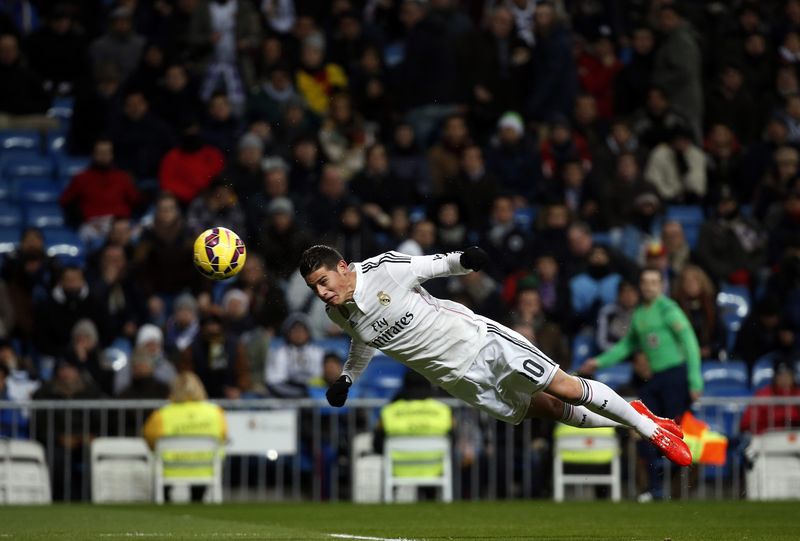 © Reuters. El jugador del Real Madrid James Rodríguez se operará de un hueso roto