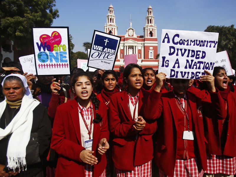 © Reuters. Demonstrators shout slogans as they hold placards during a protest outside a church in New Delhi