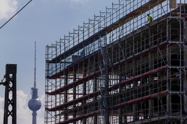 © Reuters. Trabalhador em construção perto da torre de TV Fernsehturm, em Berlim