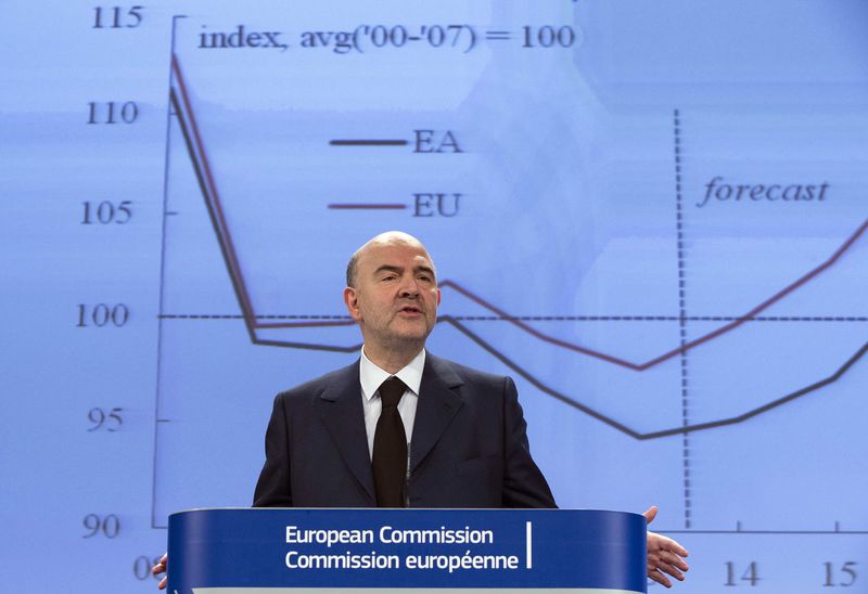 © Reuters. European Commissioner for Economic and Financial Affairs Moscovici presents the EU executive's winter economic forecasts during a news conference in Brussels