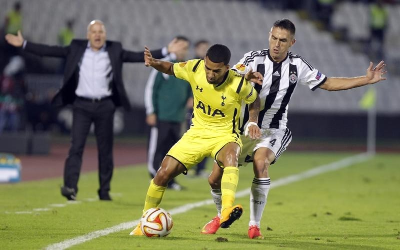 © Reuters. Tottenham Hotspur's Lennon is challenged by Partizan Belgrade's Vulicevic during their Europa League Group C soccer match in Belgrade