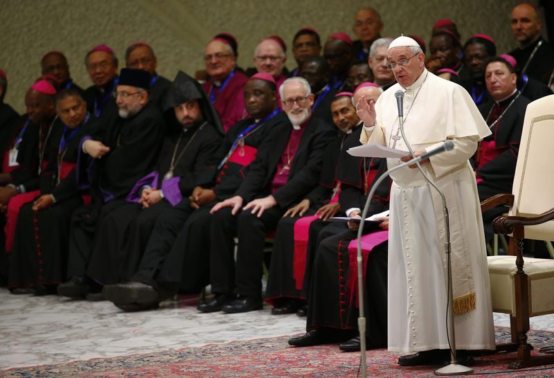 © Reuters. Pope Francis talks during his Wednesday general audience in Paul VI hall at the Vatican