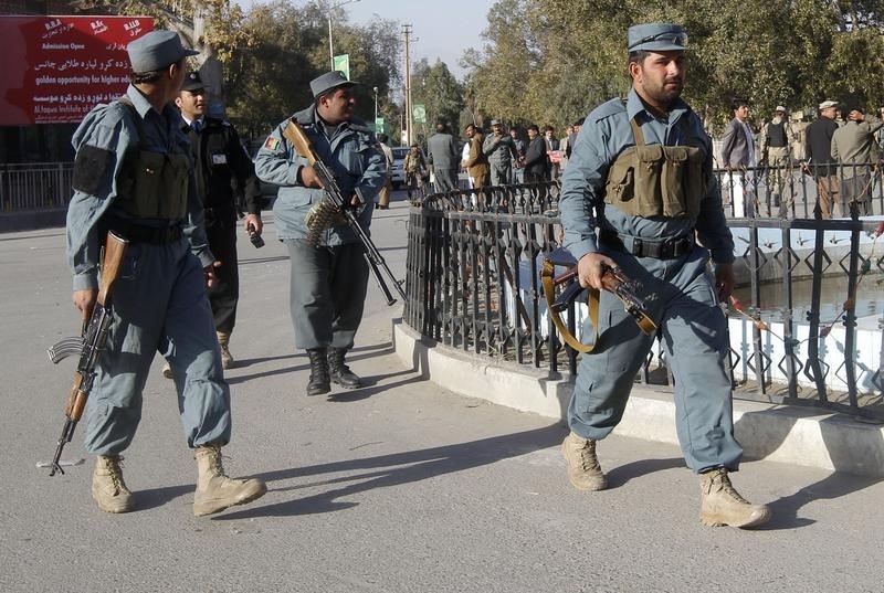 © Reuters. Policiais afegãos em Nangarhar