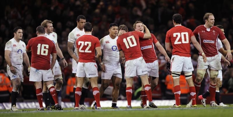 © Reuters. Wales celebrate defeating England 30 - 3 at the end of the match during their Six Nations international rugby union match at the Millennium Stadium in Cardiff