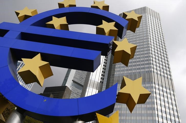 © Reuters. Escultura do logo do euro em frente ao Banco Central Europeu, em Frankfurt