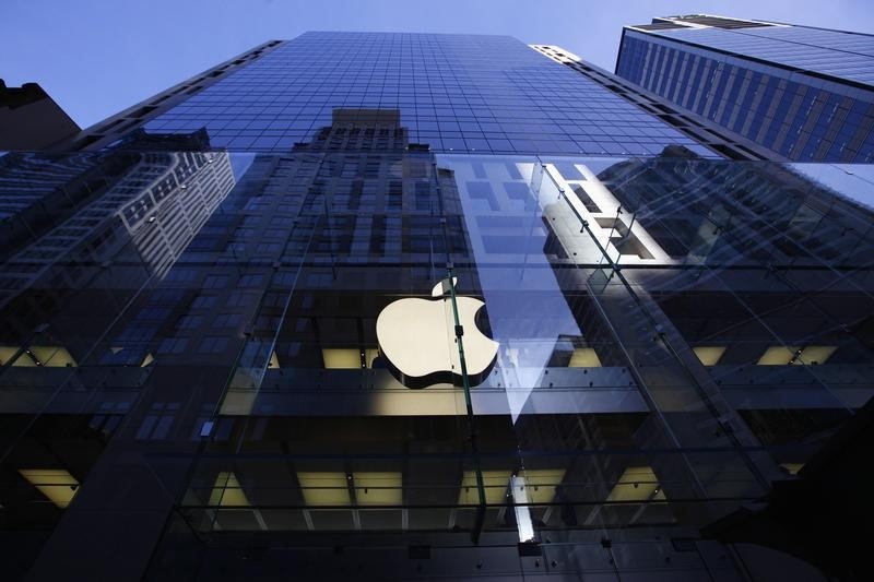 © Reuters. Logotipo da Apple aceso numa loja em Sydney