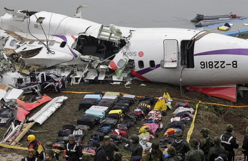 © Reuters. Bagagens perto dos destroços do avião da TransAsia Airways, em Taipei