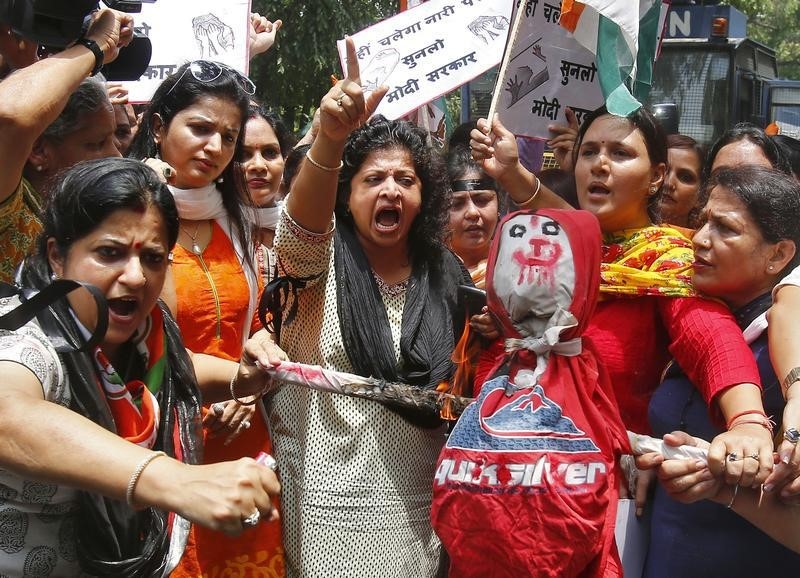 © Reuters. Las mujeres indias luchan contra el acoso sexual ayudadas por smartphones