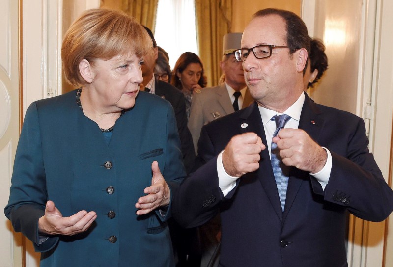 © Reuters. A chanceler alemã, Angela Merkel, e o presidente francês, François Hollande durante encontro em Milão