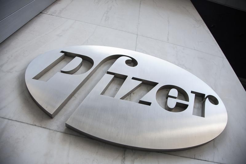 © Reuters. The Pfizer logo is seen at their world headquarters in New York