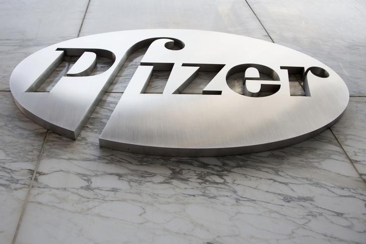 © Reuters. The Pfizer logo is seen at their world headquarters in New York