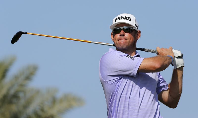 © Reuters. Lee Westwood of England tees off on the tenth hole during the final round of the Dubai Desert Classic