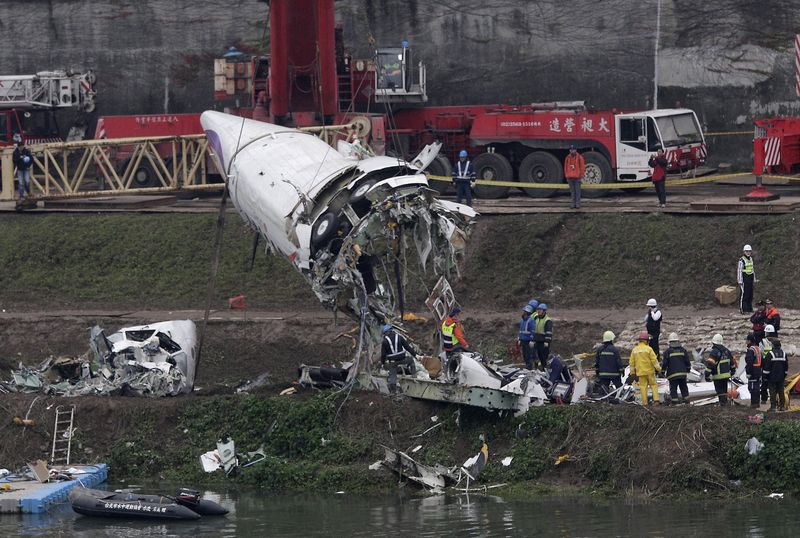 © Reuters. أسرة في طائرة ترانس آسيا المنكوبة تغير مقاعدها فتنجوا من موت محقق
