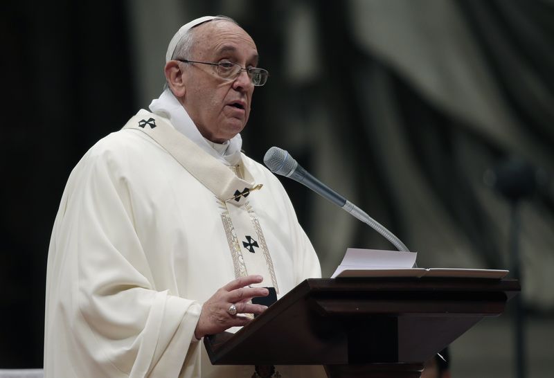 © Reuters. Papa Francisco durante discurso na Basílica de São Pedro, no Vaticano