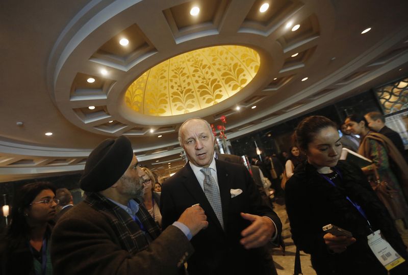 © Reuters. O ministro francês Laurent Fabius fala à imprensa após participar da cúpula em Nova Délhi