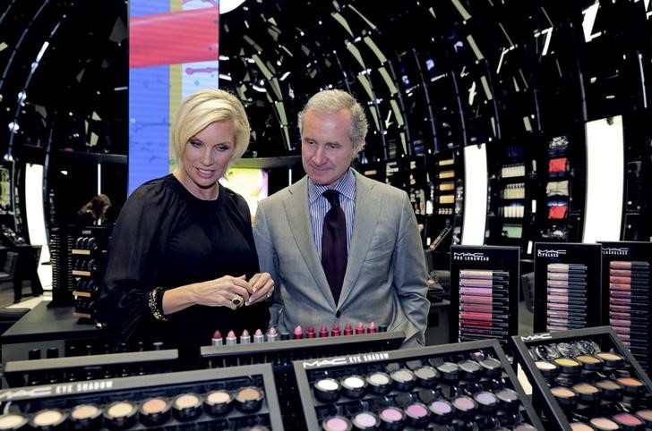 © Reuters. Fabrizio Freda, President and CEO, The Estee Lauder Companies, and Karen Buglisi, Global Brand President, M.A.C. Cosmetics,  pose in the M.A.C. shop in Paris