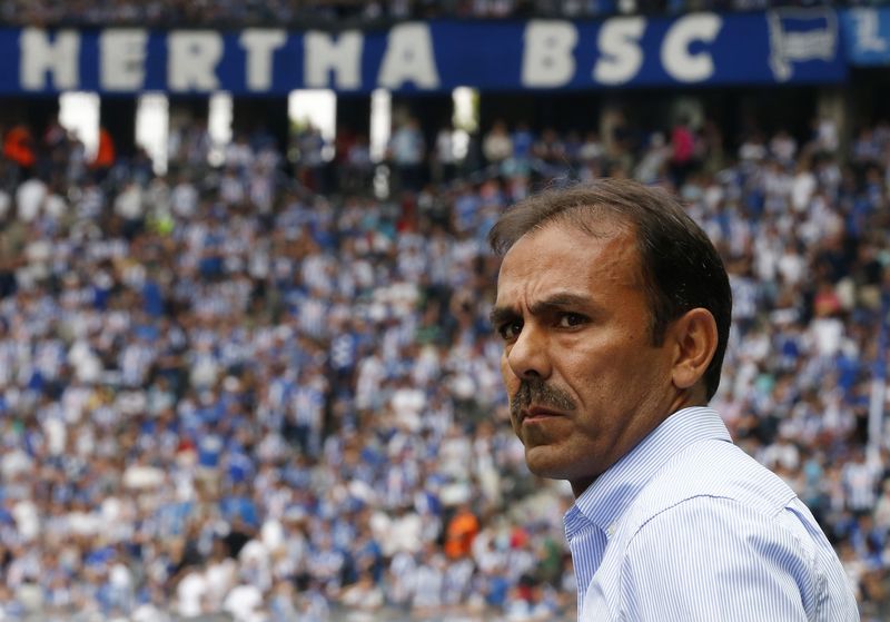 © Reuters. File photo of Hertha Berlin coach Luhukay watching his players before their Bundesliga first division soccer match against Eintracht Frankfurt in Berlin