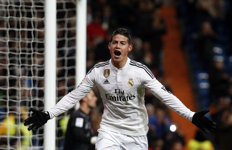 © Reuters. James Rodríguez celebra gol contra o Sevilla durante partida no estádio Santiago Bernabeu