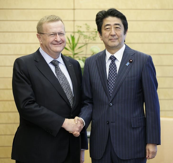 © Reuters. John Coates (esquerda), vice-presidente do Comitê Olímpico Internacional e Shinzo Abe, primeiro-ministro japonês, durante encontro em Tóquio