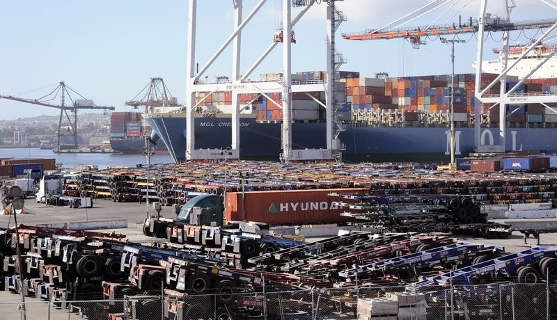 © Reuters. Thousands of cargo carriers sit idle as a ship is unloaded at the Port of Los Angeles