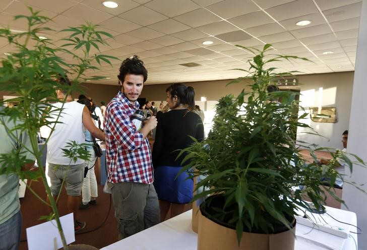 © Reuters. Pessoas passando pela primeira convenção "Expo Cannabis" sobre uso medicinal e cultivo da maconha