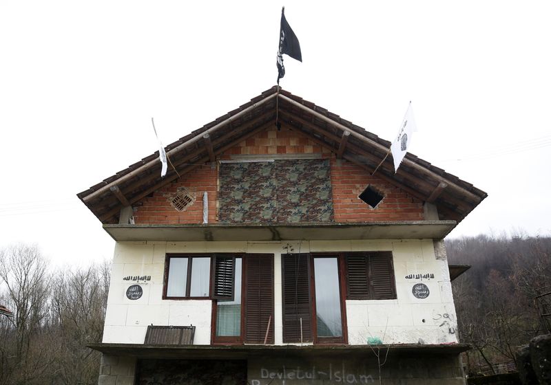 © Reuters. A house decorated with Islamic State flags is seen in the Bosnian village of Gornja Maoca