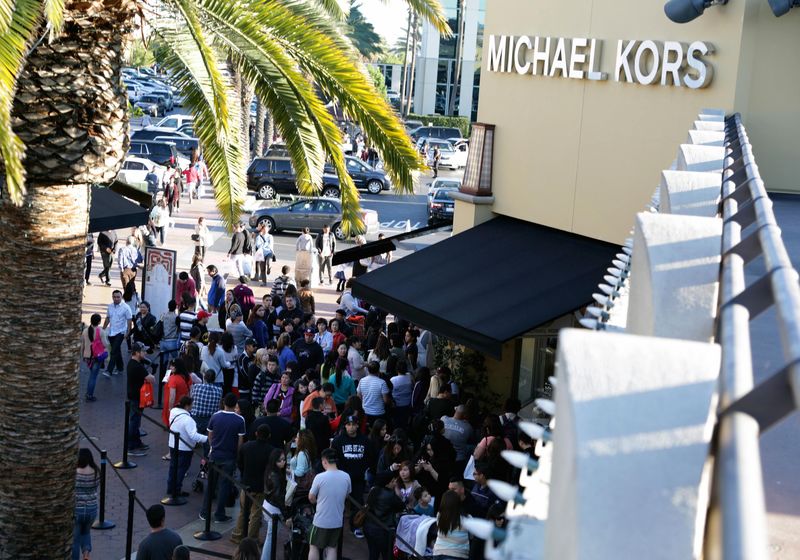 © Reuters. People wait in line to enter a Michael Kors store during day after Christmas sales at Citadel Outlets in Los Angeles, California in this file photo